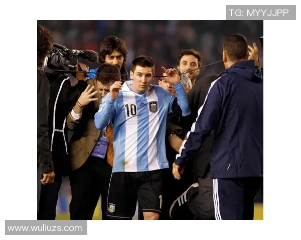 开出租的足球明星如何在绿茵场与街头生活中找到平衡与乐趣